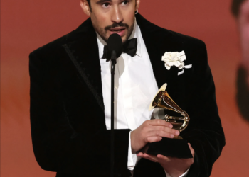 Bad Bunny hace historia al ganar el Grammy a Álbum del Año con ‘Debí Tirar Más Fotos’